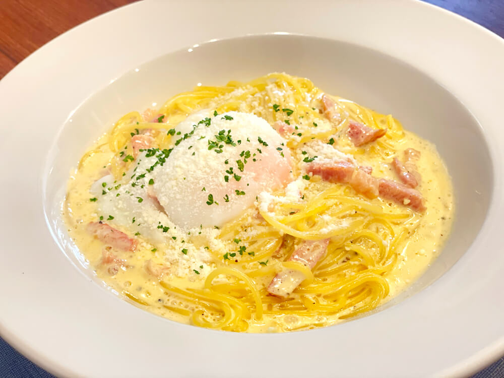 カルボナーラさしみ卵の温玉のせ