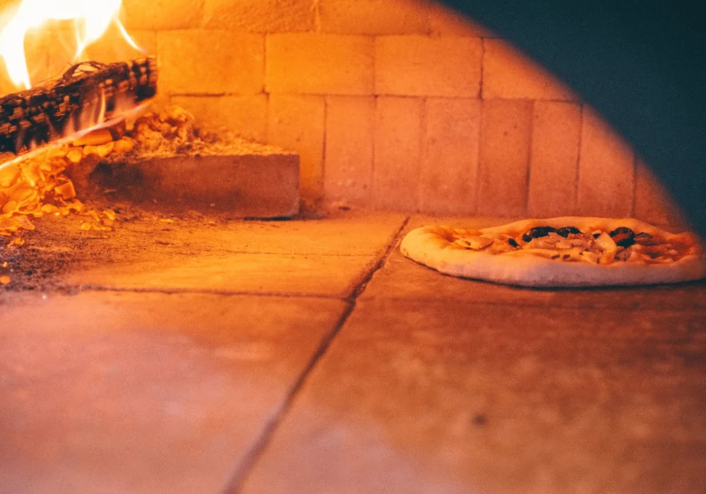 PIZZERIA E OSTERIA MASSIMOの薪窯で焼き上げる本格ピッツァ